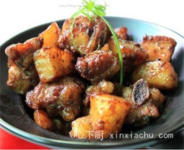 下饭菜 土豆焖排骨的做法 下饭菜 土豆焖排骨的做法